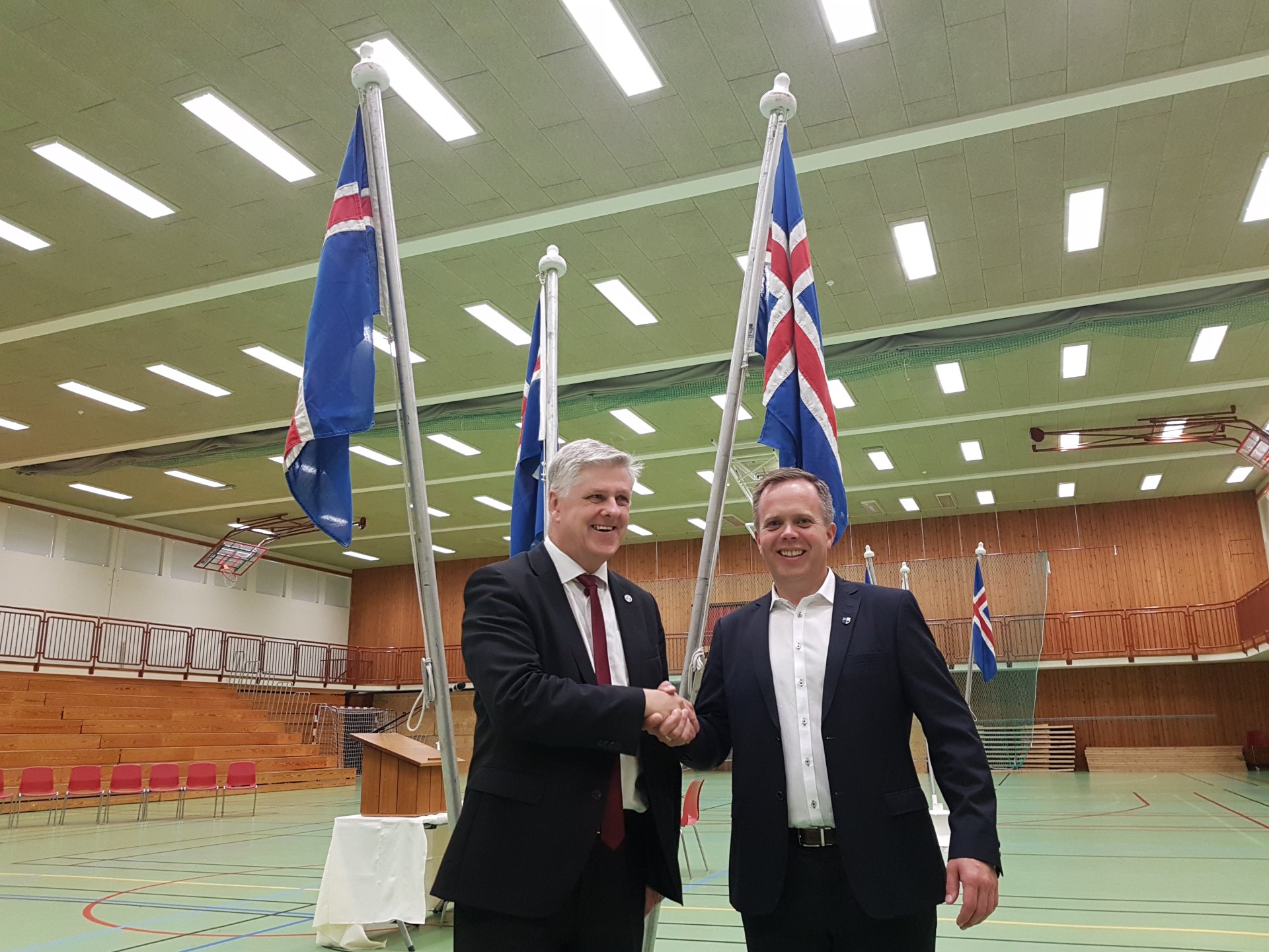 Benedikt Jóhannesson ráðherra skrifar undir tímamótasamning við Bláskógabyggð.