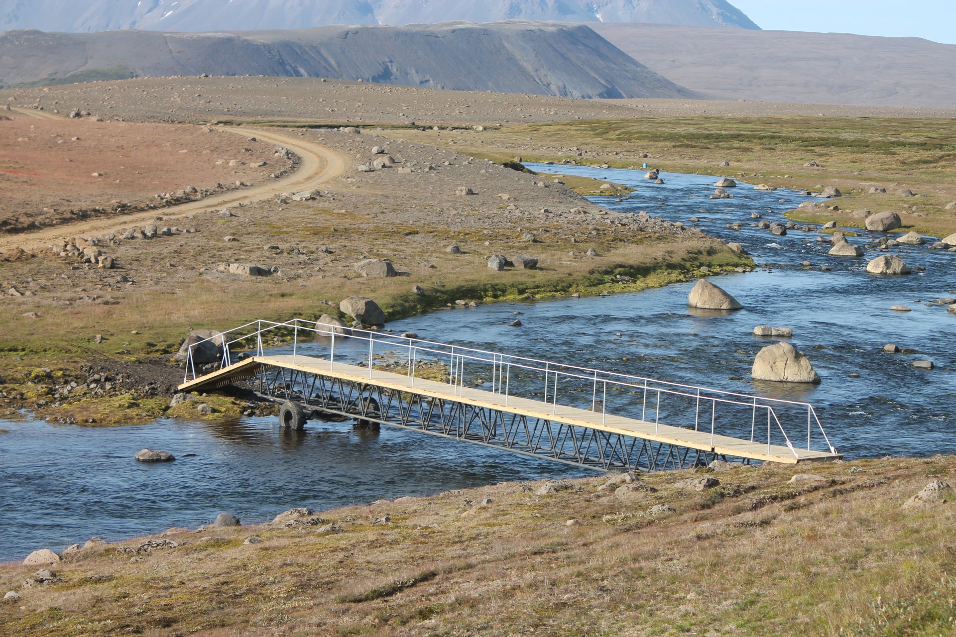 Ný göngubrú yfir Svartá við Árbúðir.