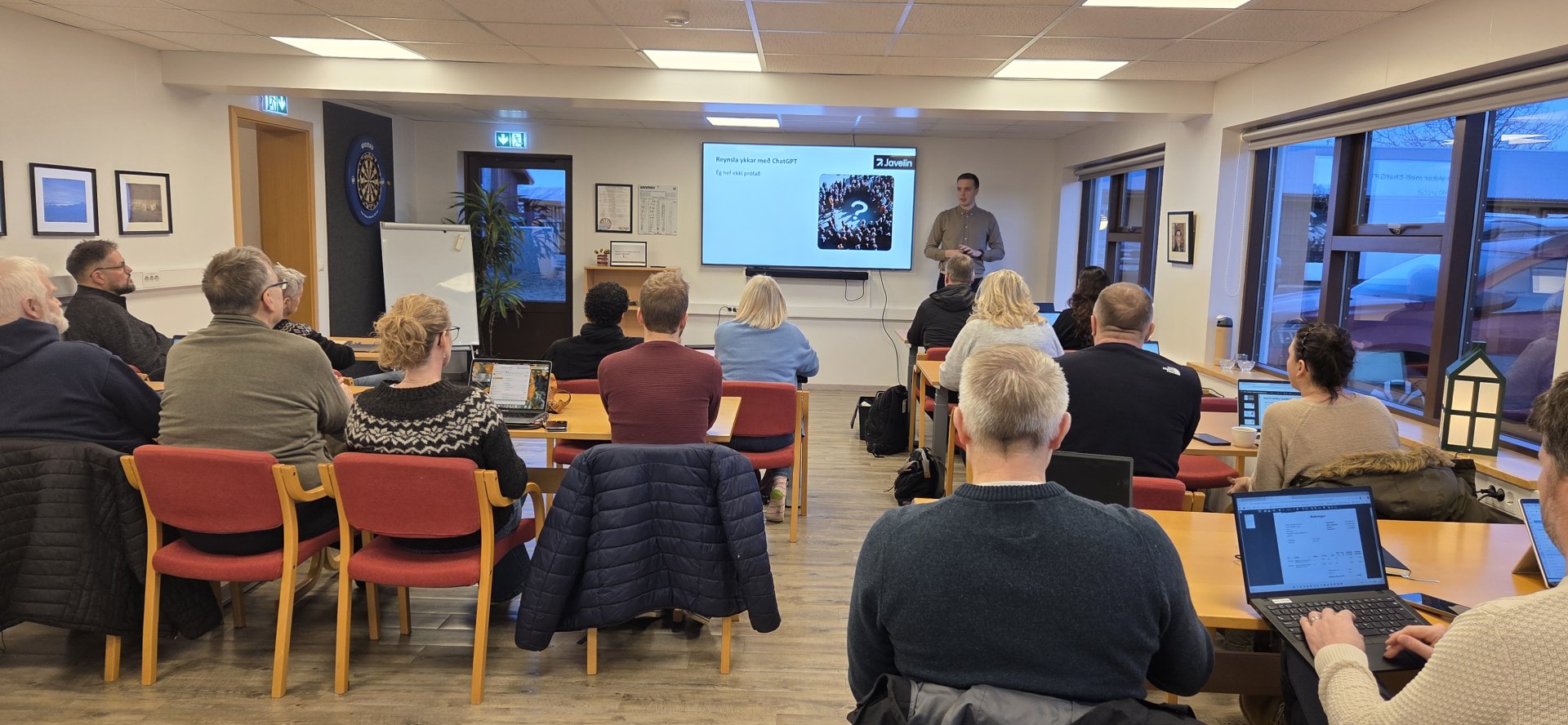 Bændur, frumkvöðlar og sveitarstjórar á gervigreindarnámskeiði í Uppsveitunum