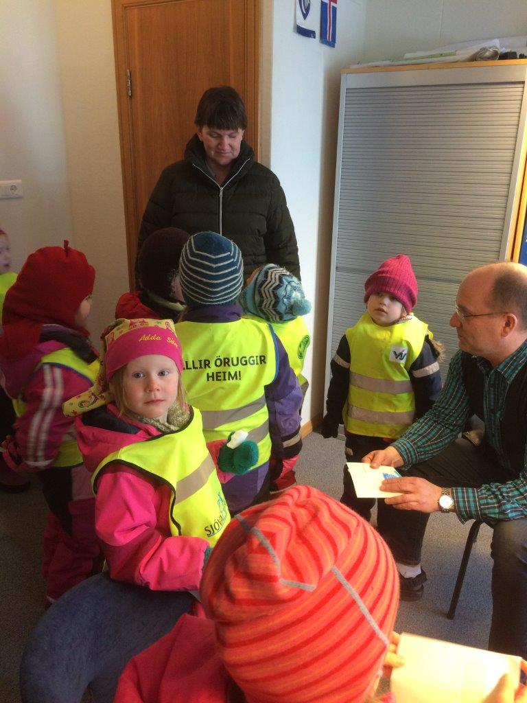 Leikskólabörn komu í heimsókn og buðu  Valtý sveitarstjóra í kaffi
