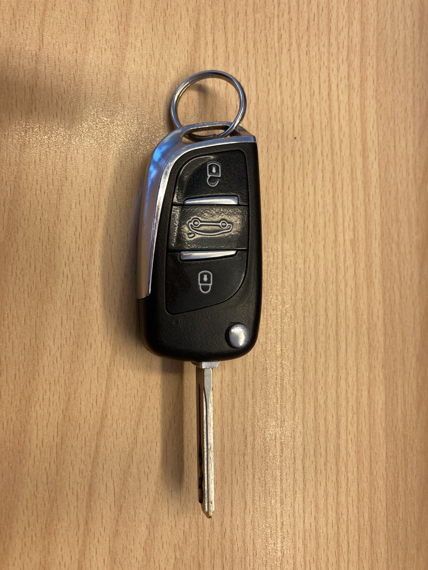 Lykill sem fannst á bílastæðinu við Aratungu