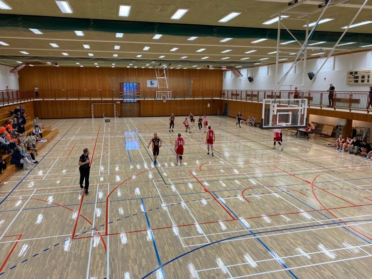 Íþróttagólfið tekið í notkun