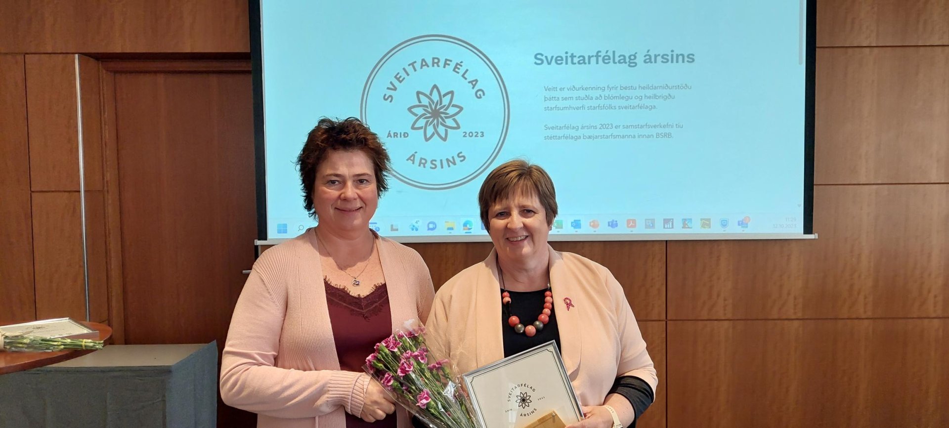 Árný Erla Bjarnadóttir, formaður FOSS, afhendir Ástu Stefánsdóttur, sveitarstjóra, viðurkenninguna.