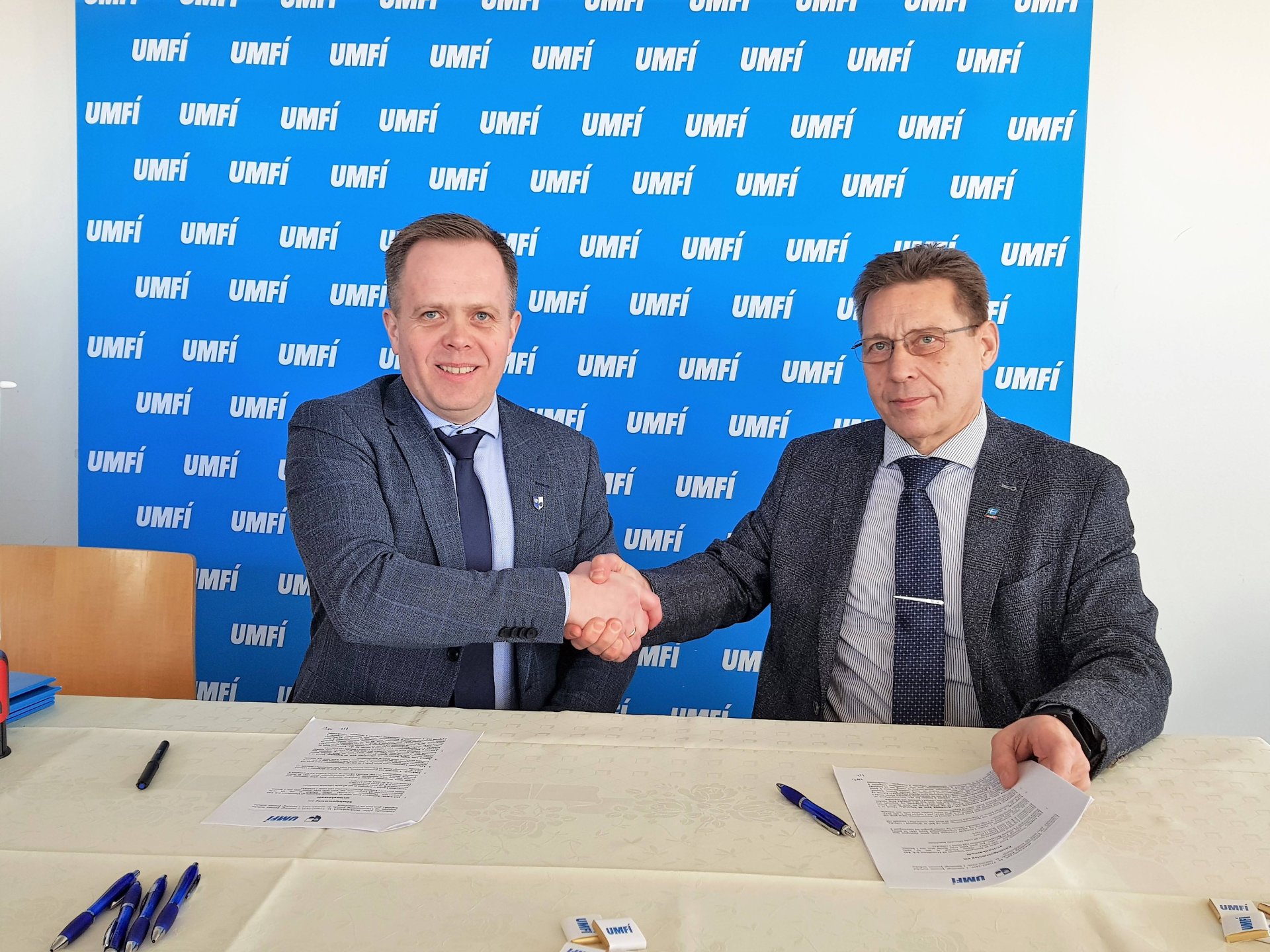 Samningur um leigu Íþróttamiðstöðvar